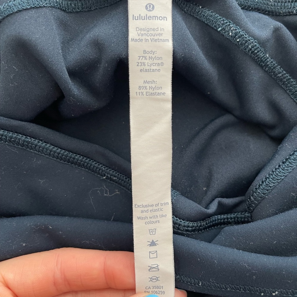 LULULEMON WOMENS In movement 25” leggings in deep blue (size 6)